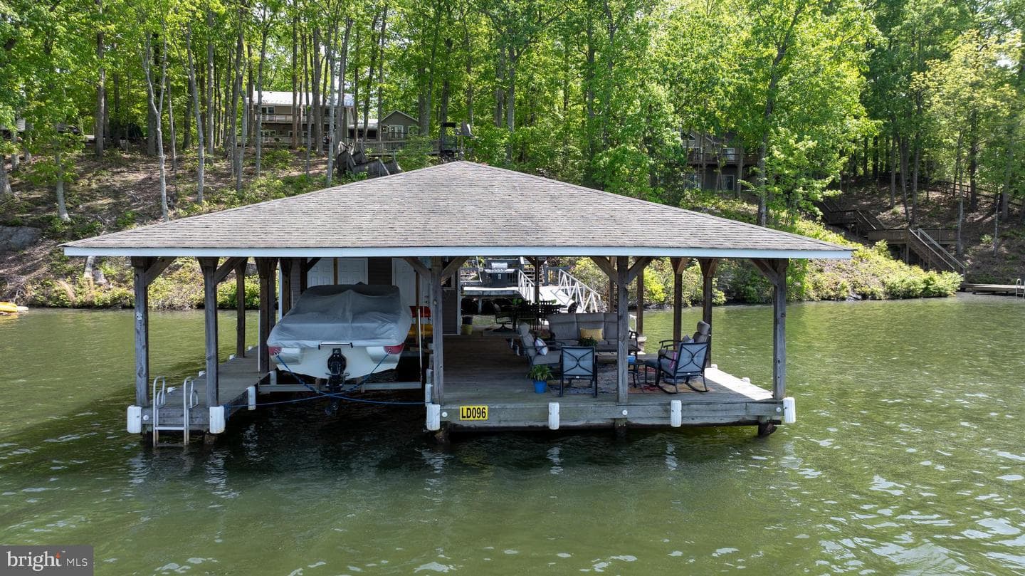 524 Douglas Road photo 5