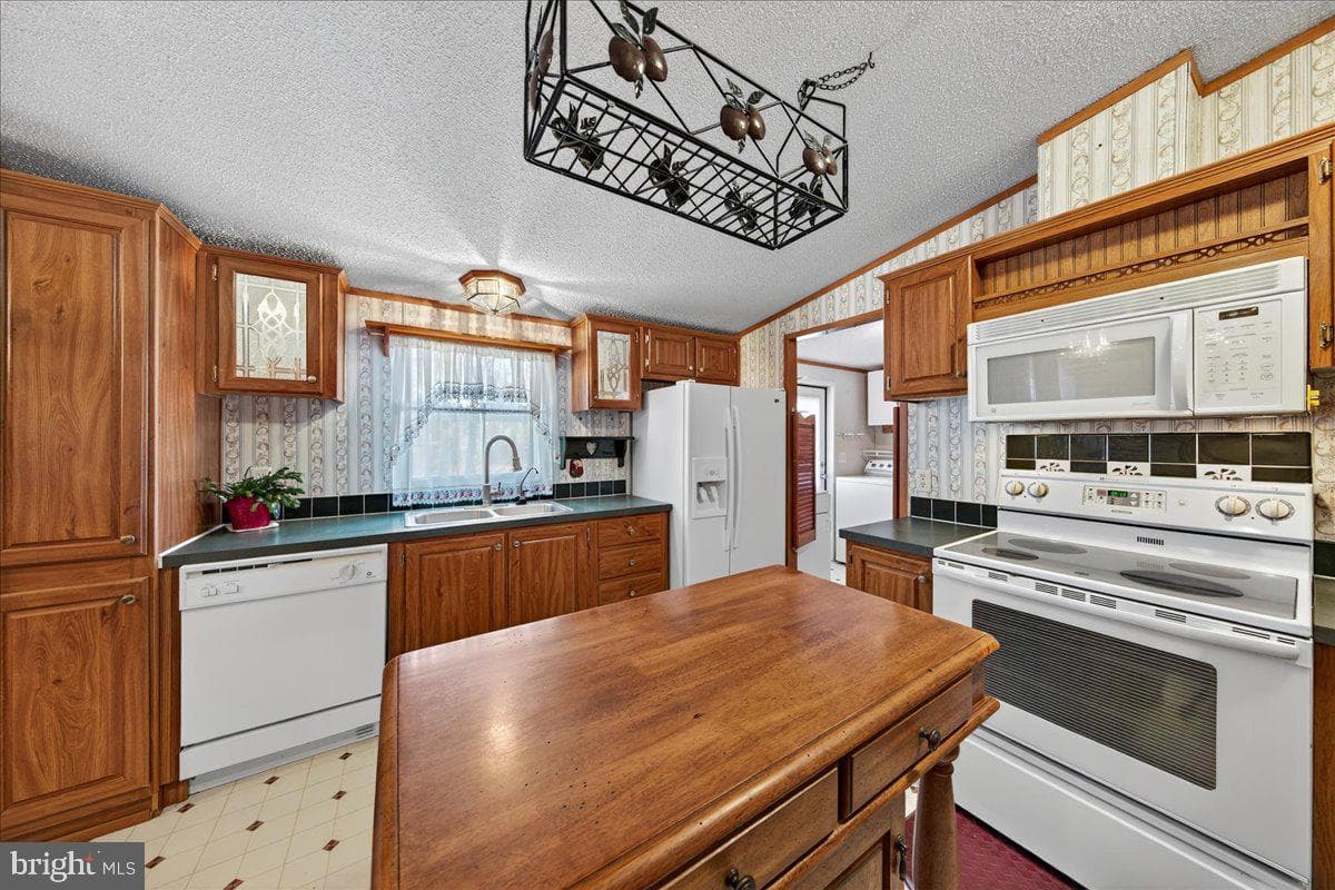 220 Chalklevel Road photo 46