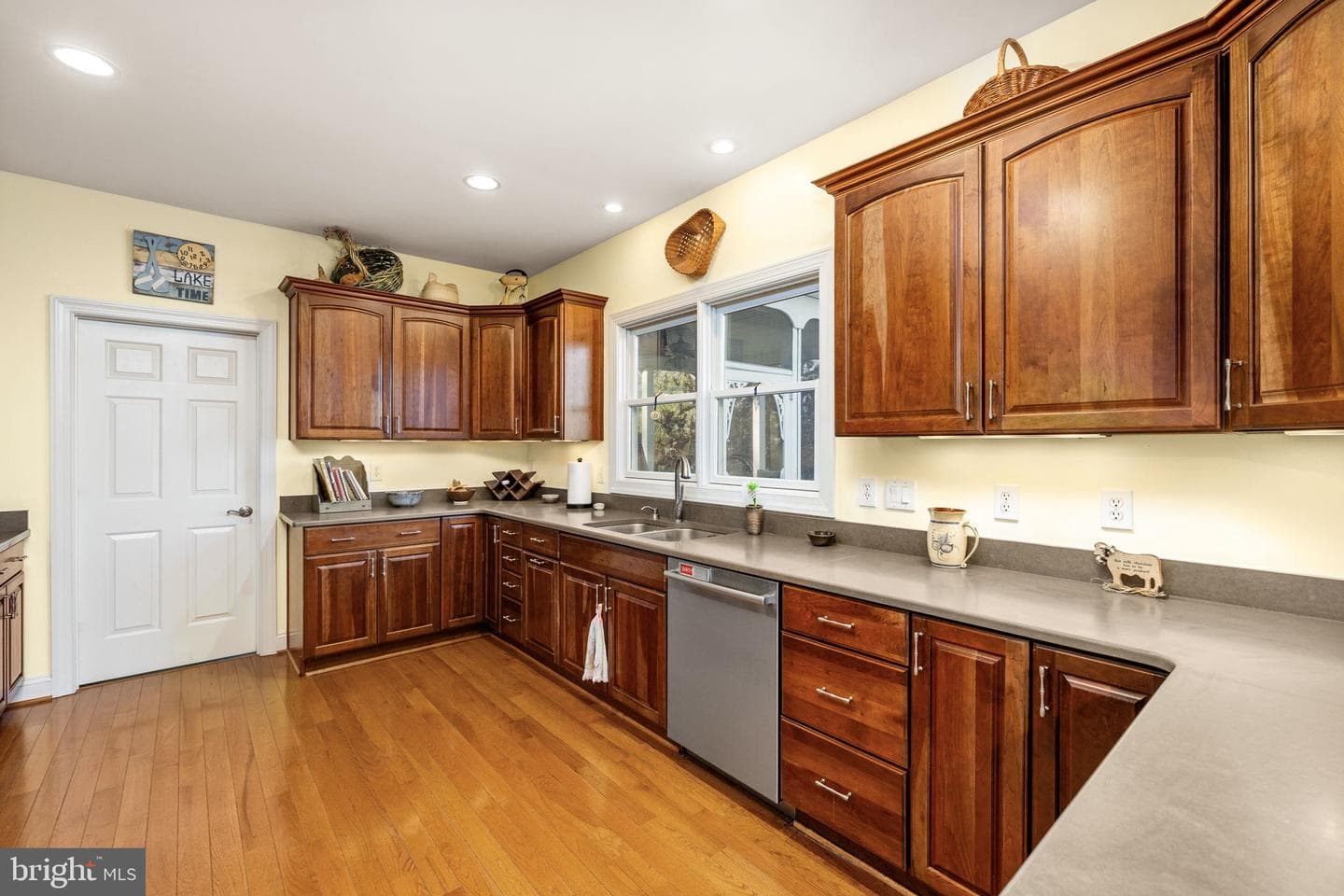 544 Ark Avenue photo 39
