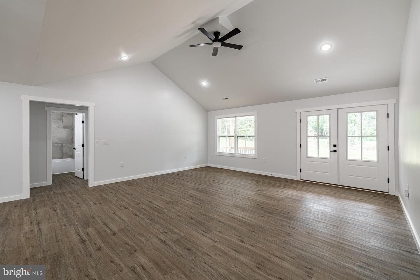 16061 Jefferson Highway photo 10