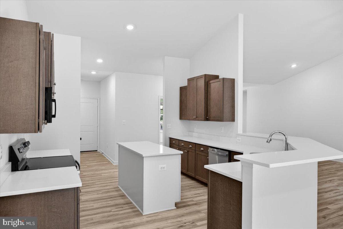 615 Traveller St photo 41