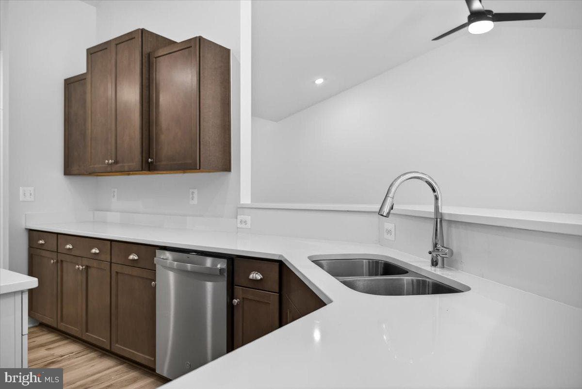 615 Traveller St photo 43
