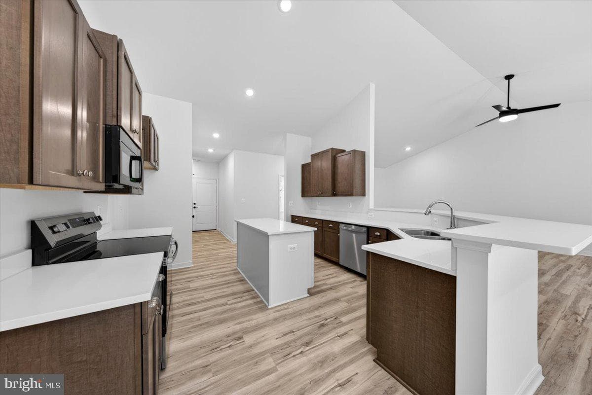 615 Traveller St photo 48