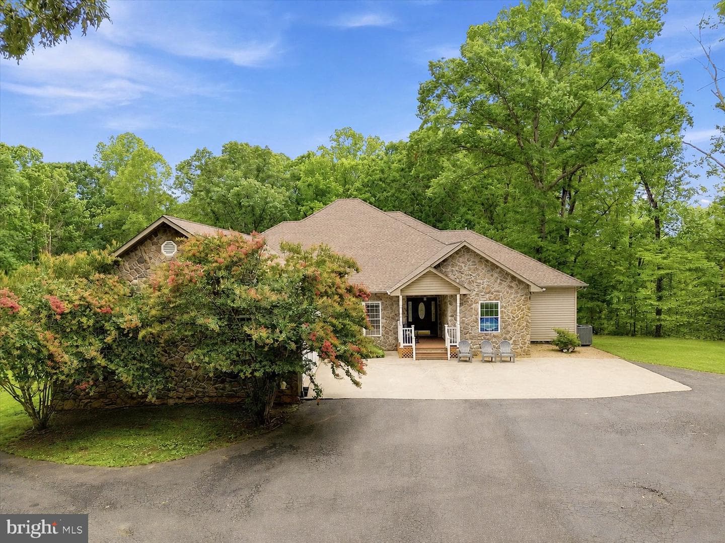 520 Oak Grove Drive photo 2