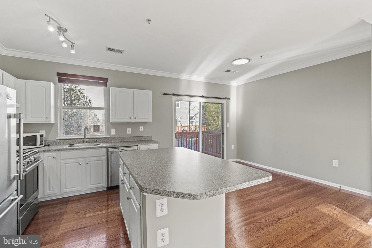 21813 Kelsey Square photo 10