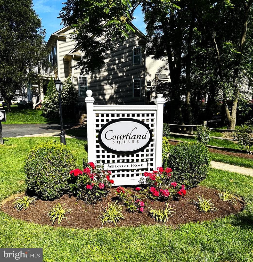 525 Gentlewood Square photo 2