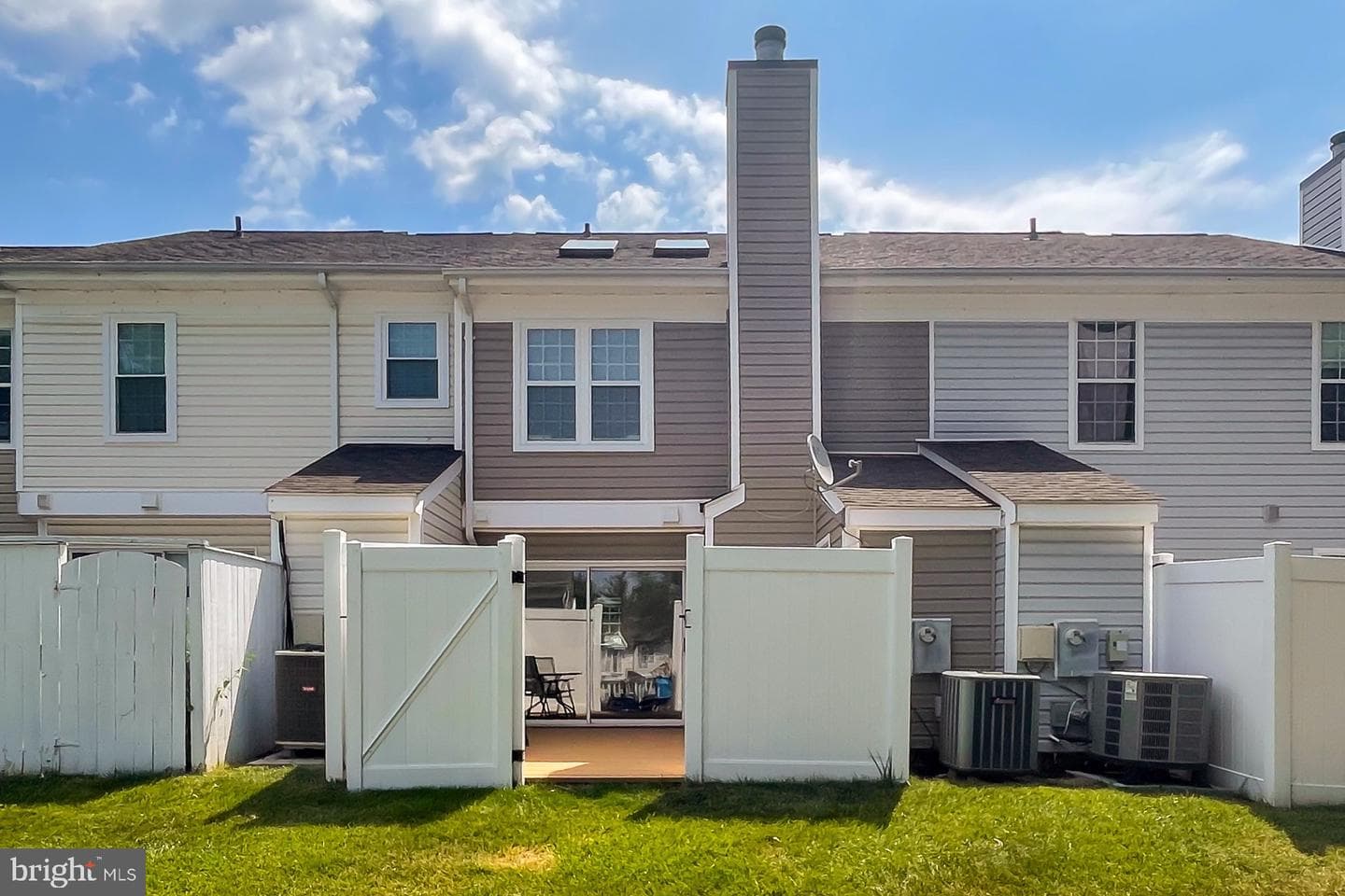 106 Saint Charles Square photo 31