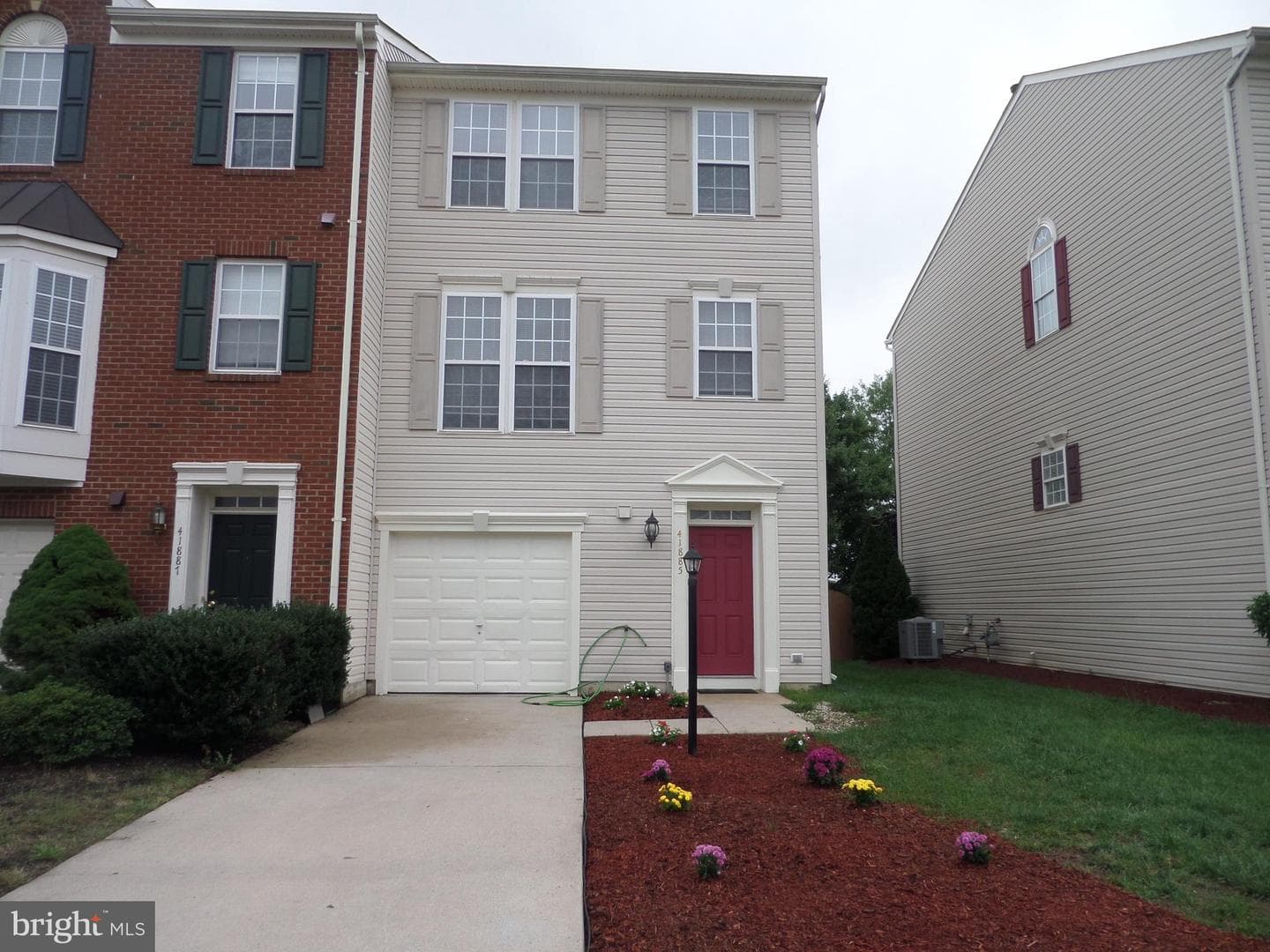 41885 Precious Square