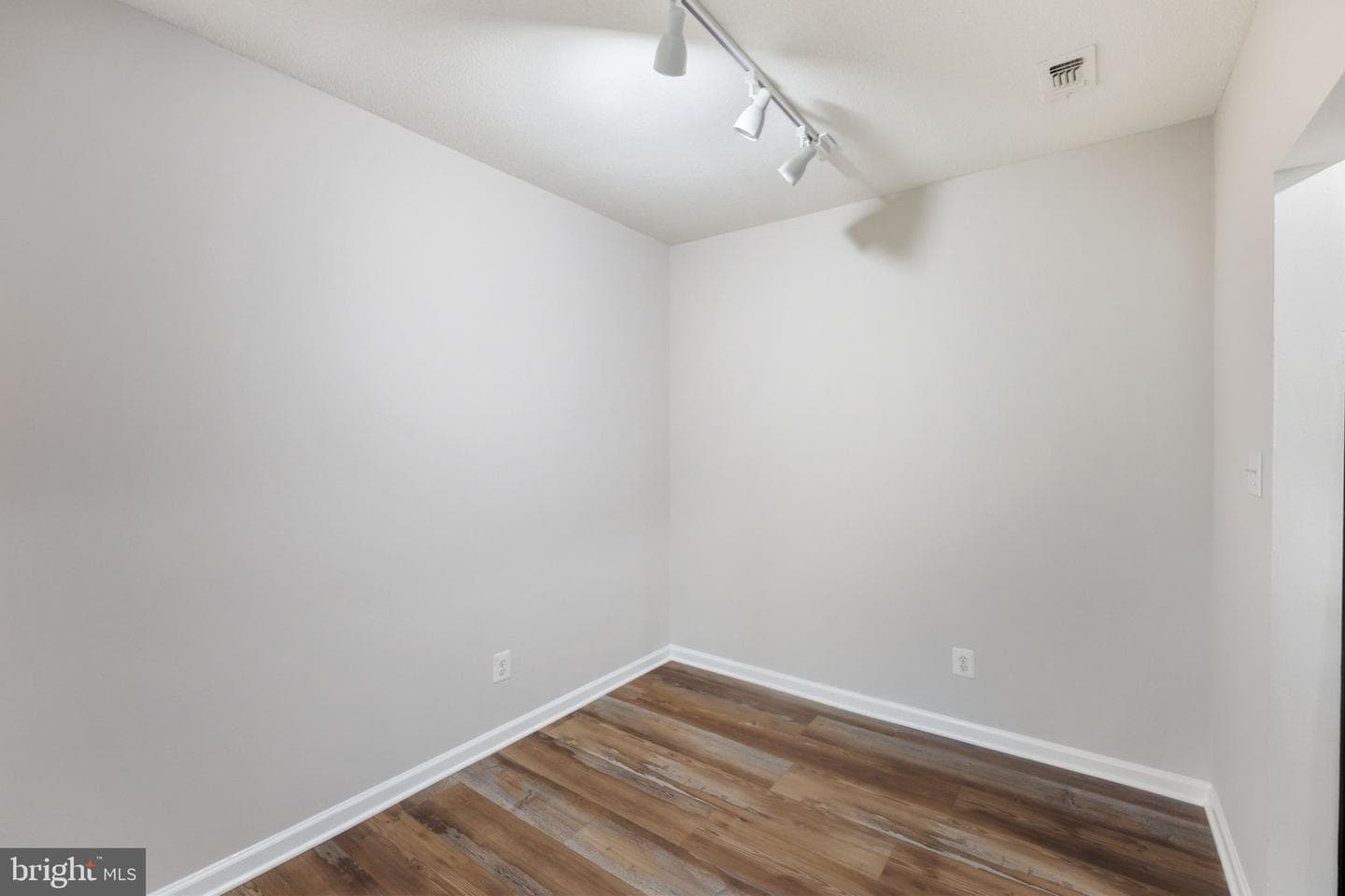 20273 Beechwood Terrace #203 photo 9
