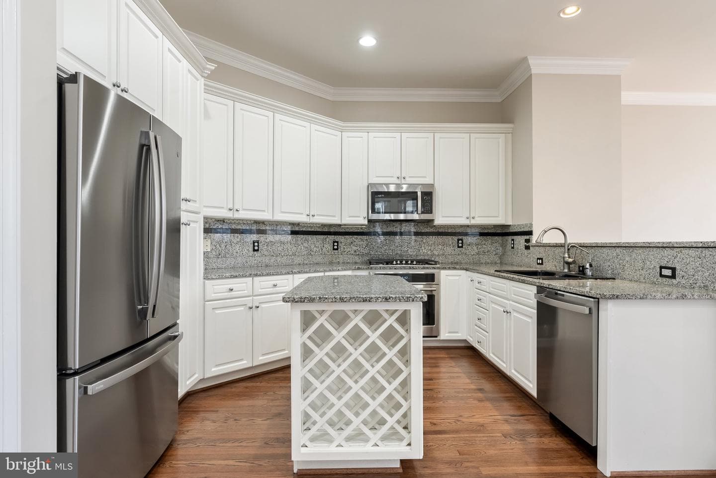 538 Gentlewood Square photo 32