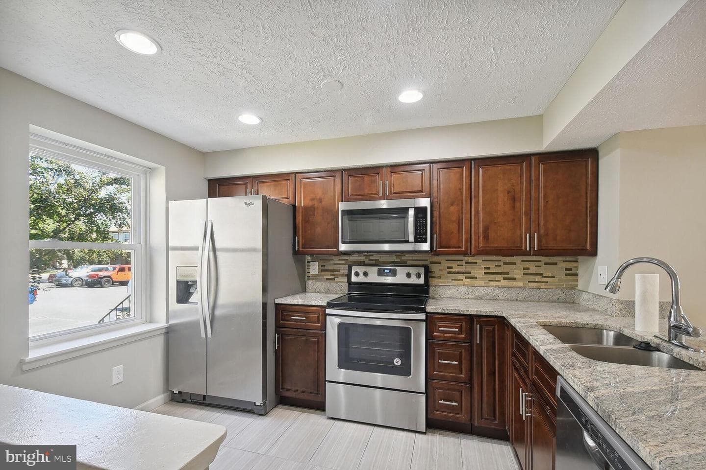 525 Brethour Court photo 2