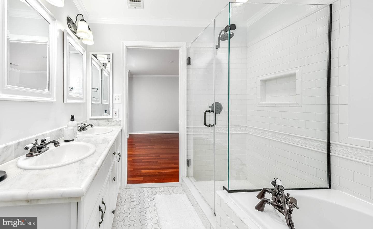 20419 Doncaster Terrace photo 32