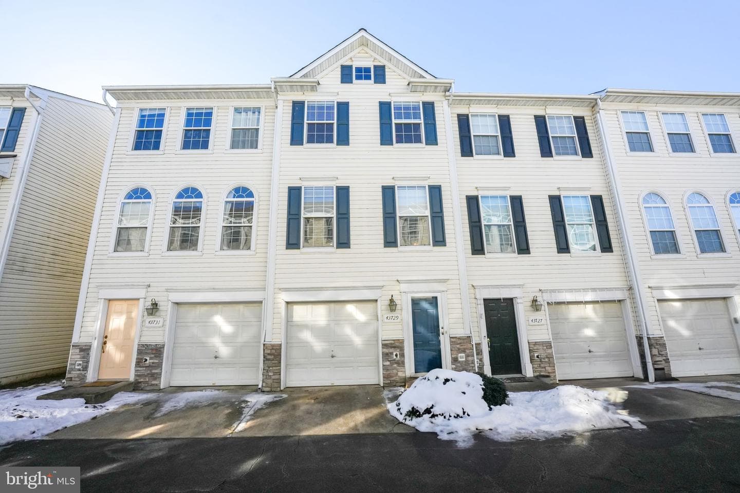 43729 Clear Lake Square photo 1