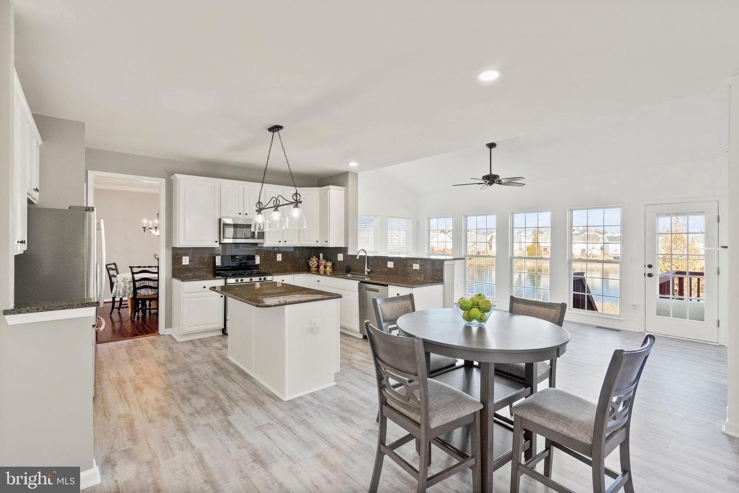 137 Burnell Place SE photo 14