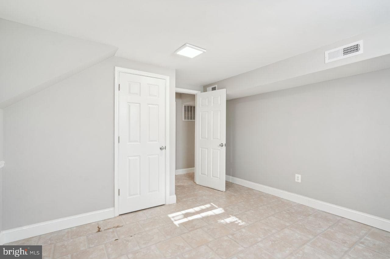 1105 E Holly Avenue photo 26