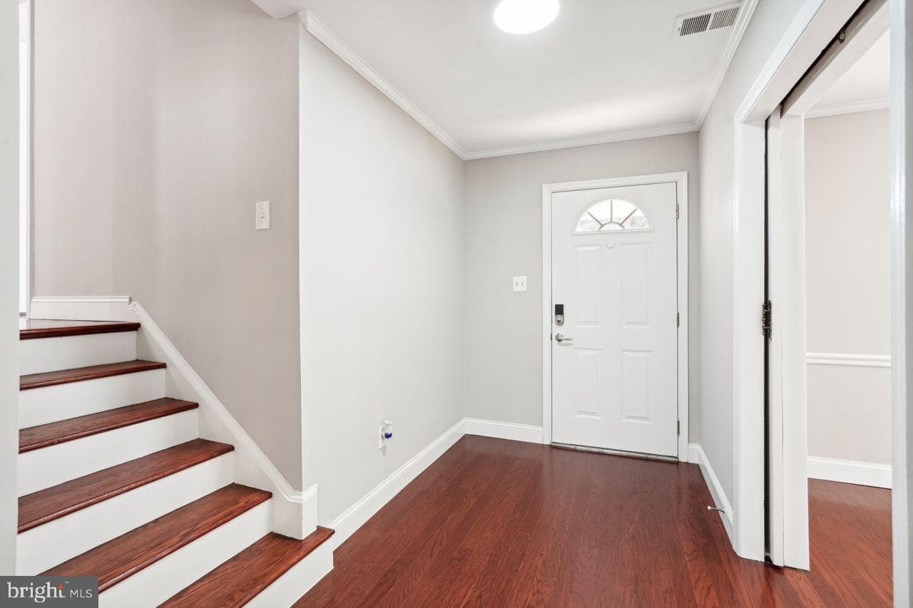 1105 E Holly Avenue photo 9