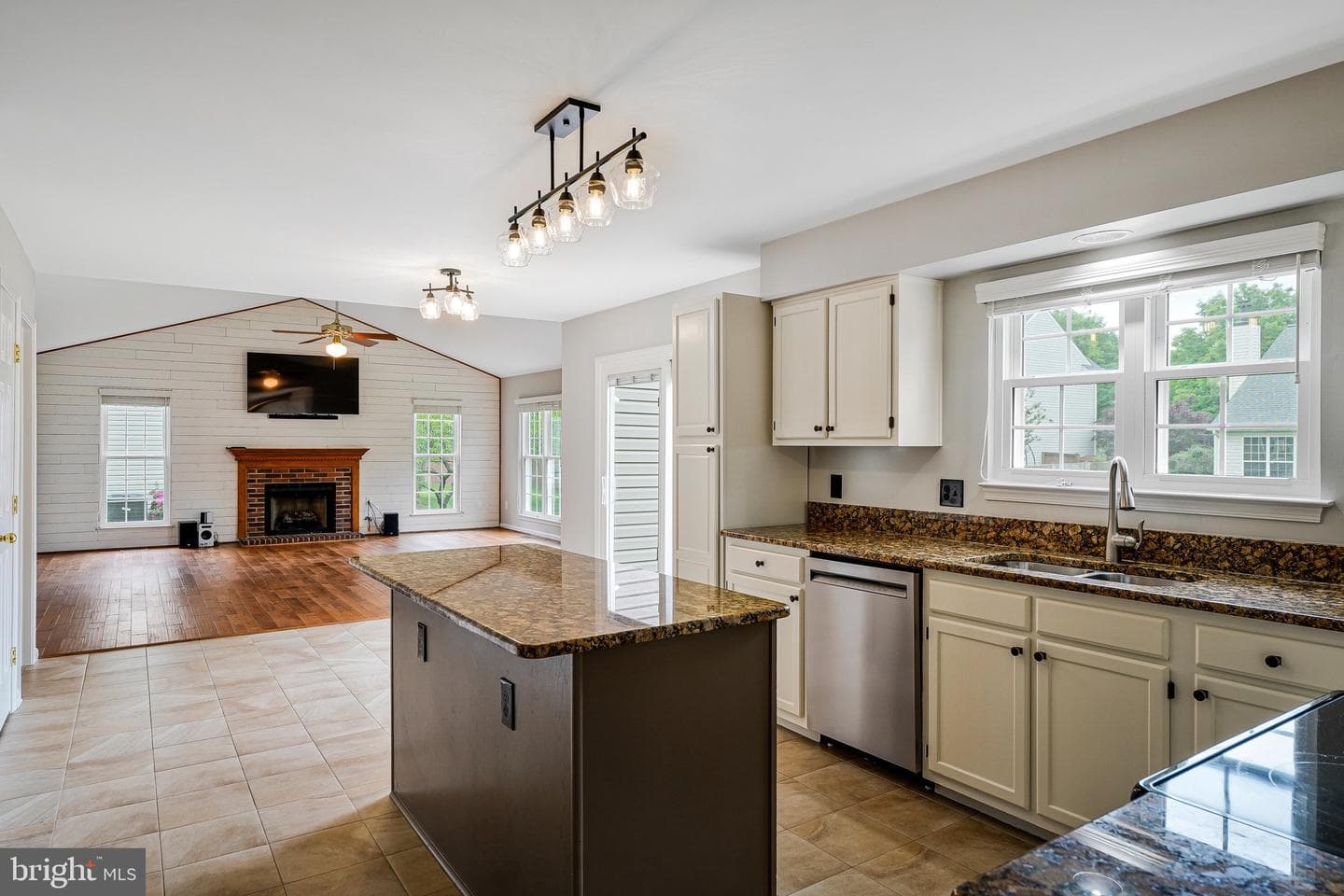 218 Foxborough Drive SW photo 11