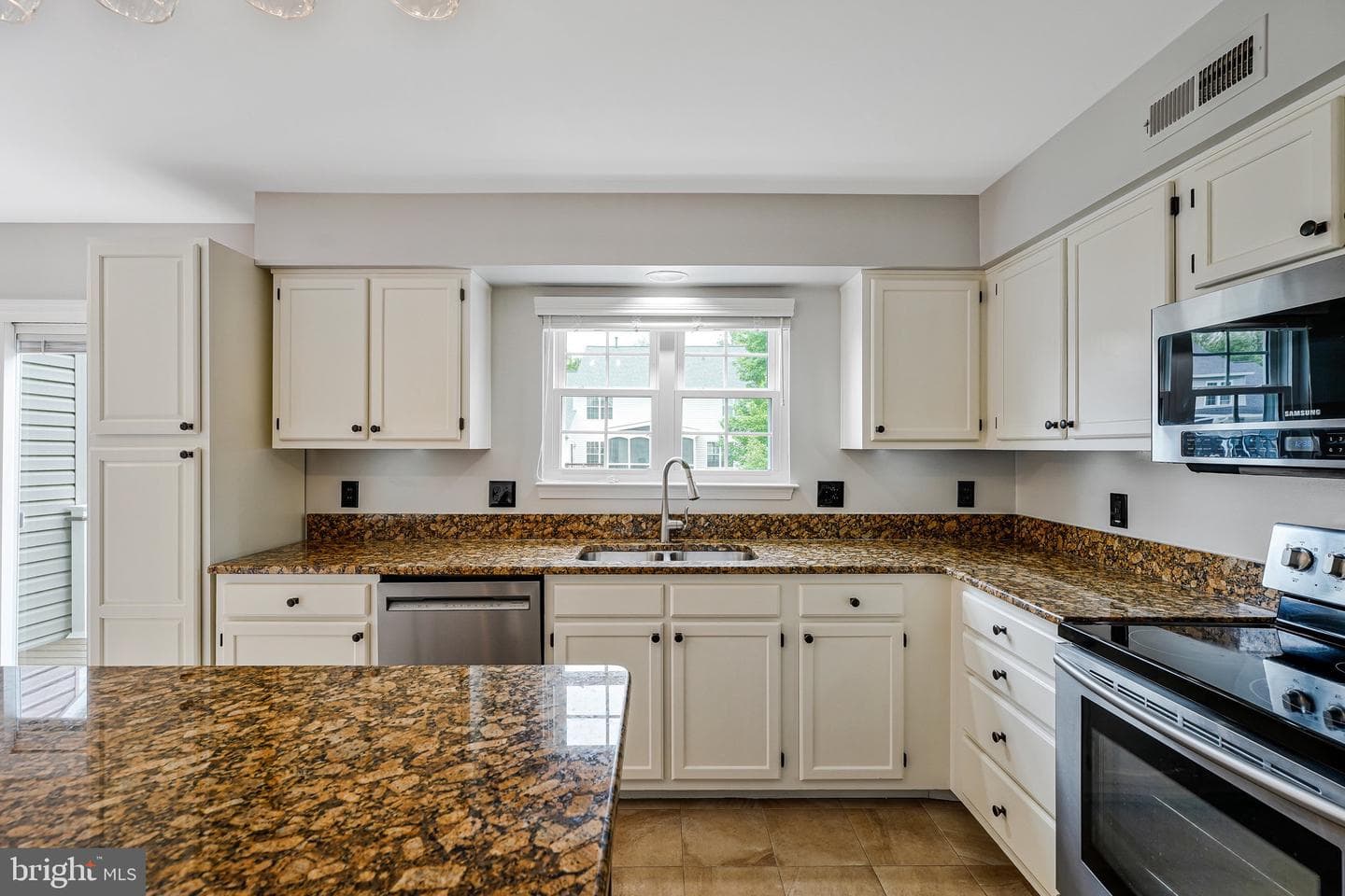 218 Foxborough Drive SW photo 9