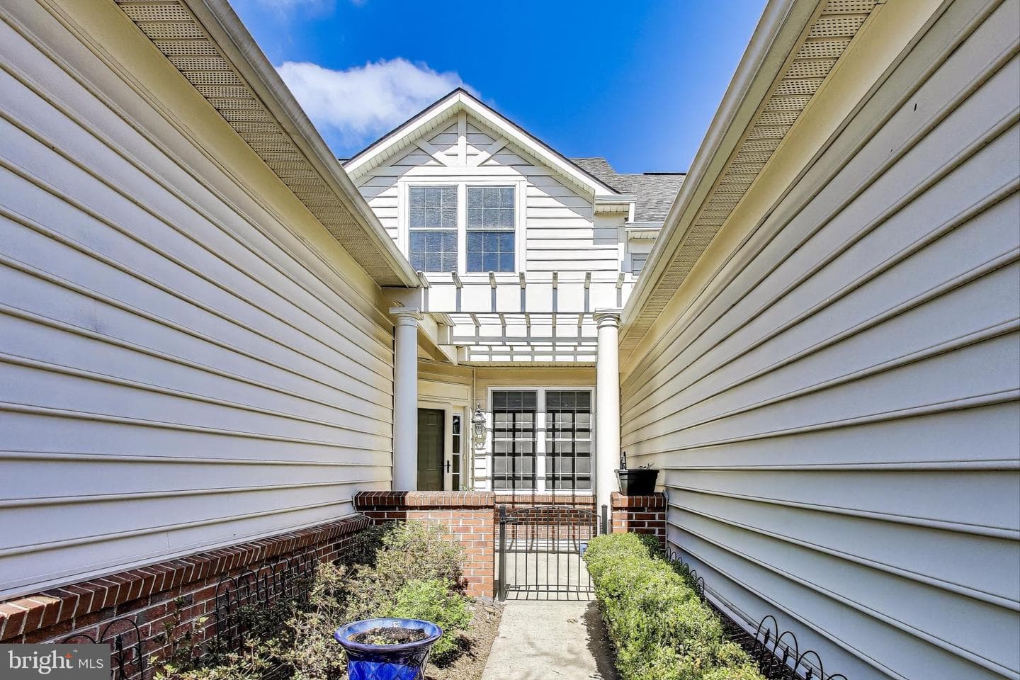 44360 Maltese Falcon Square photo 12
