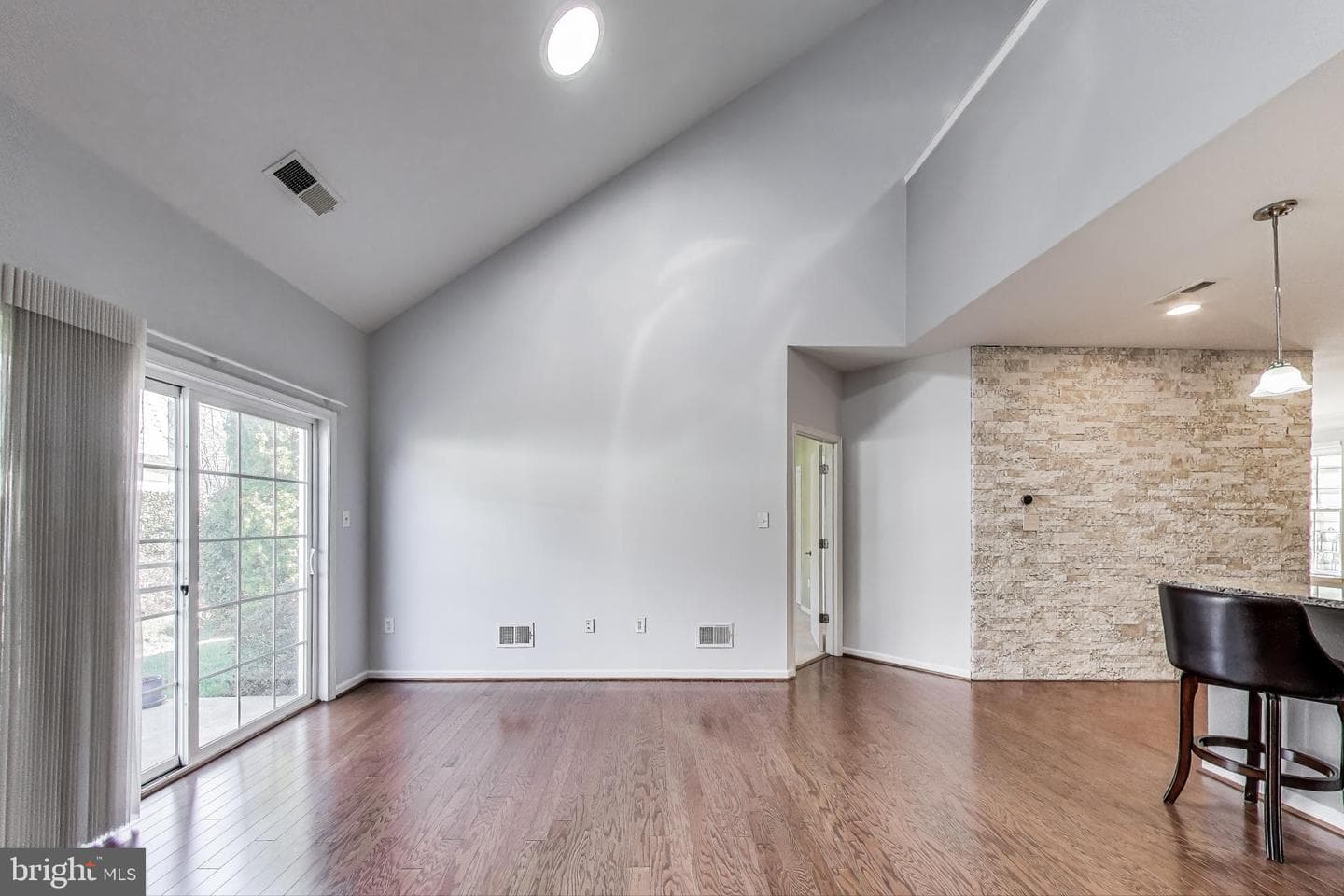 44360 Maltese Falcon Square photo 16
