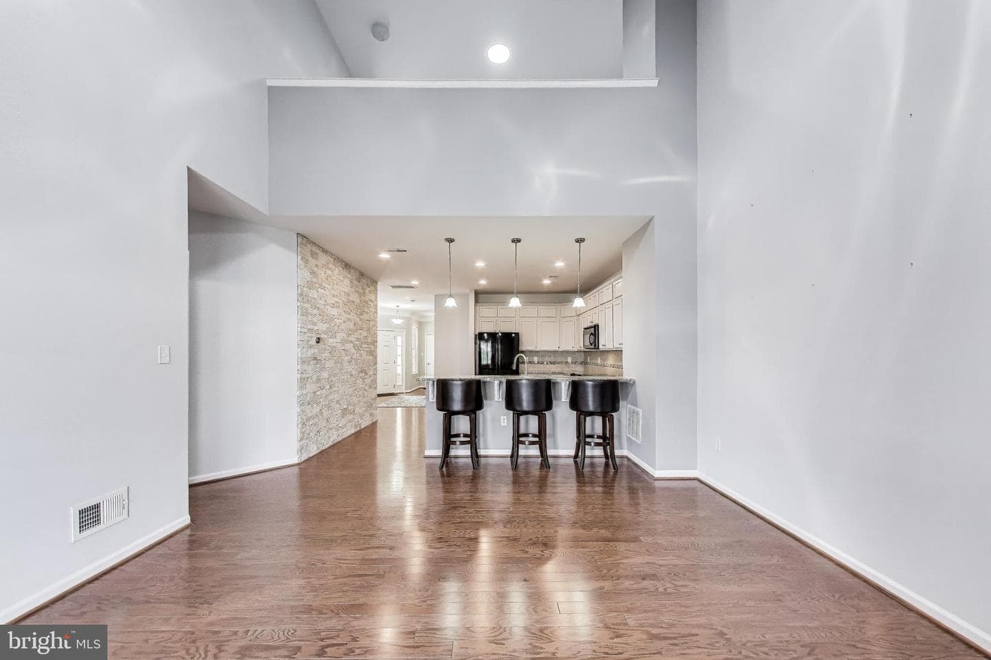 44360 Maltese Falcon Square photo 17