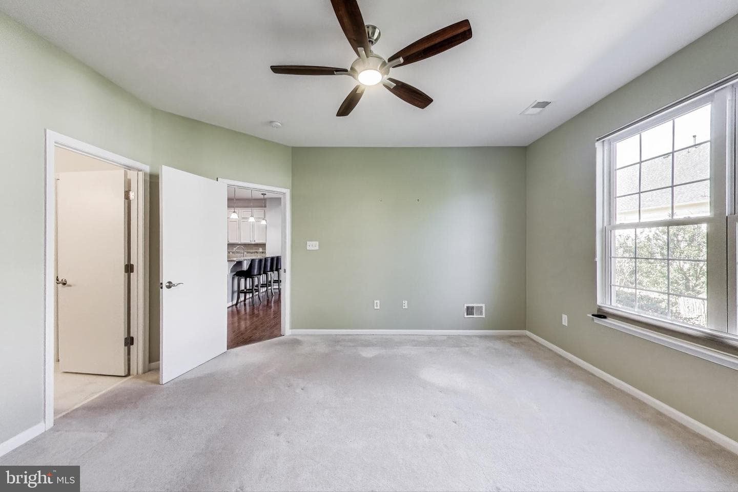 44360 Maltese Falcon Square photo 25