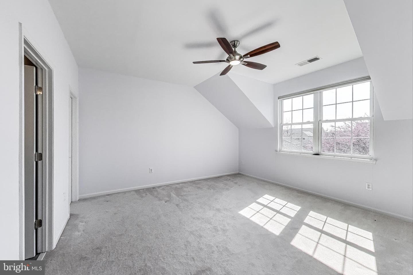 44360 Maltese Falcon Square photo 27