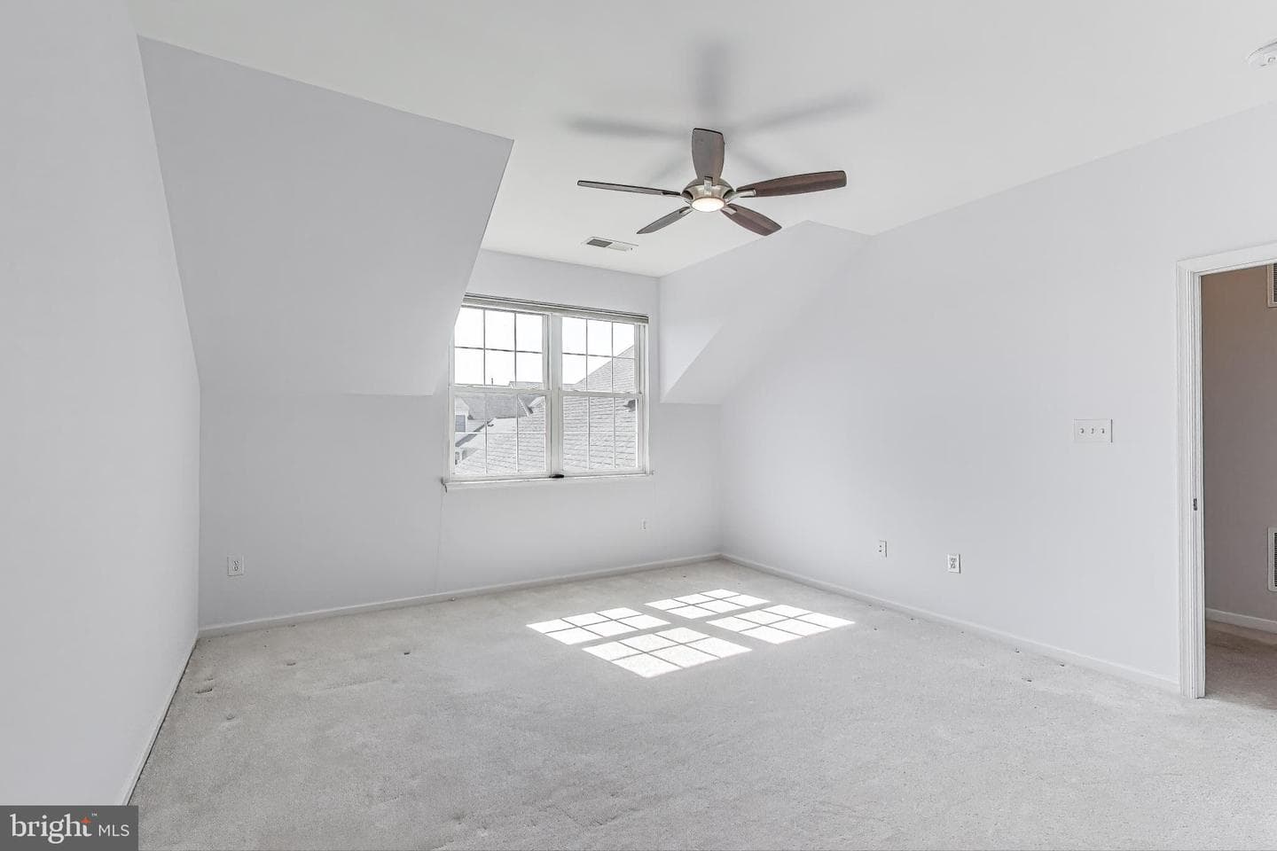 44360 Maltese Falcon Square photo 28
