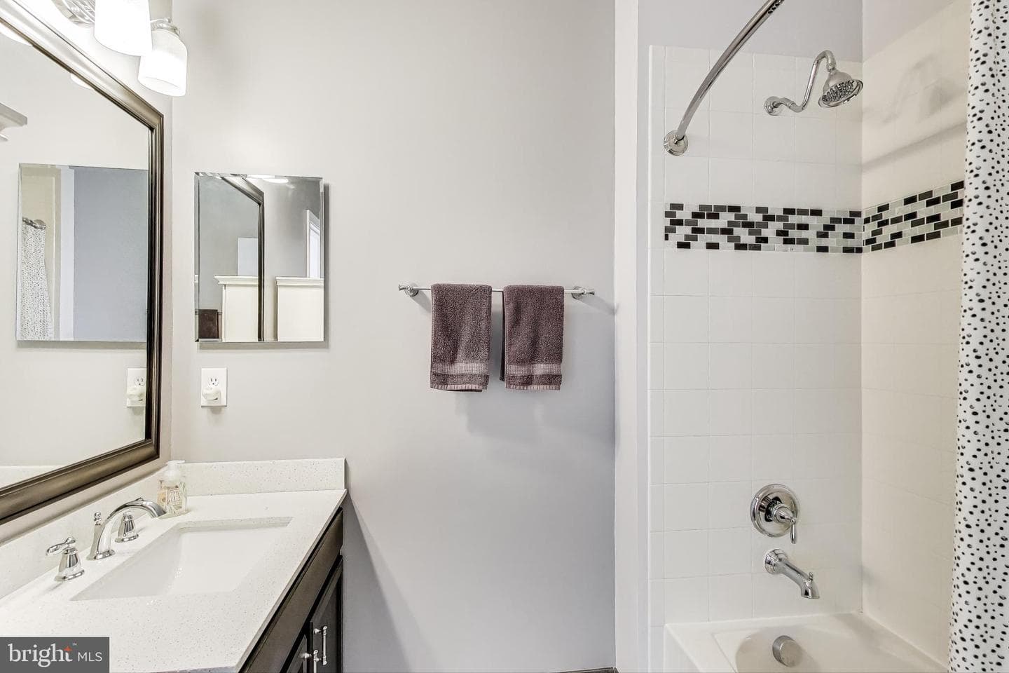 44360 Maltese Falcon Square photo 29