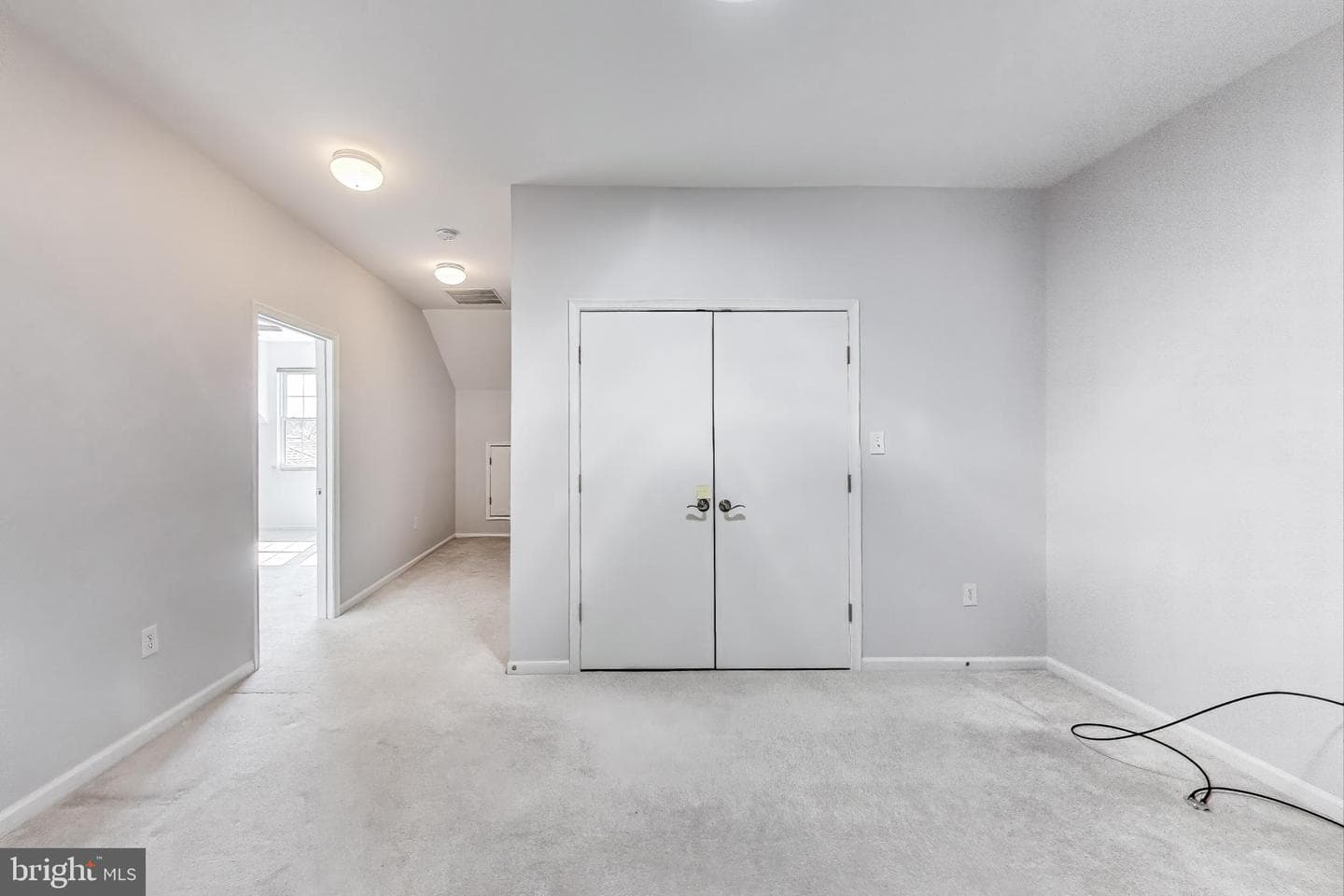 44360 Maltese Falcon Square photo 31