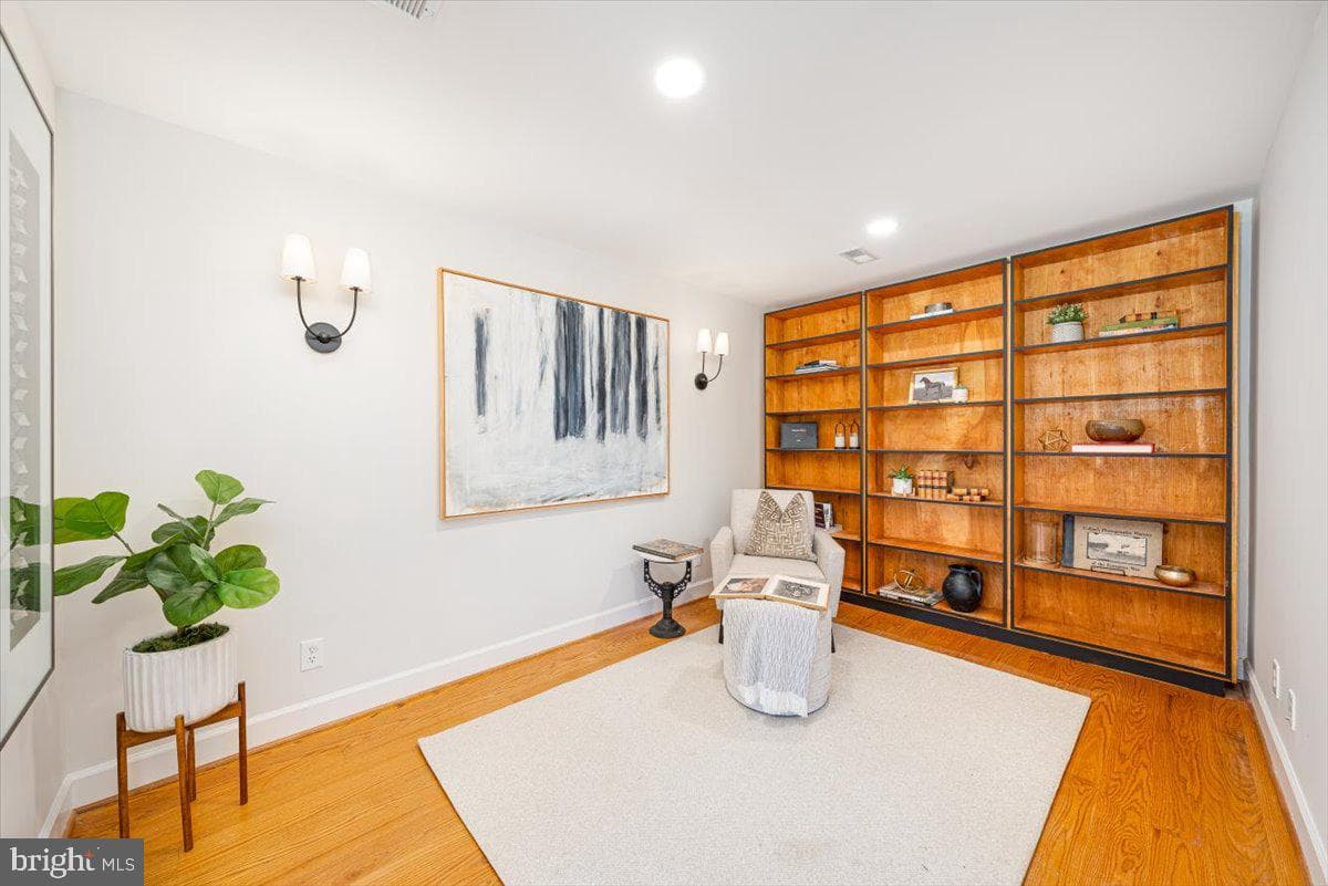 400 E Marshall Street photo 16