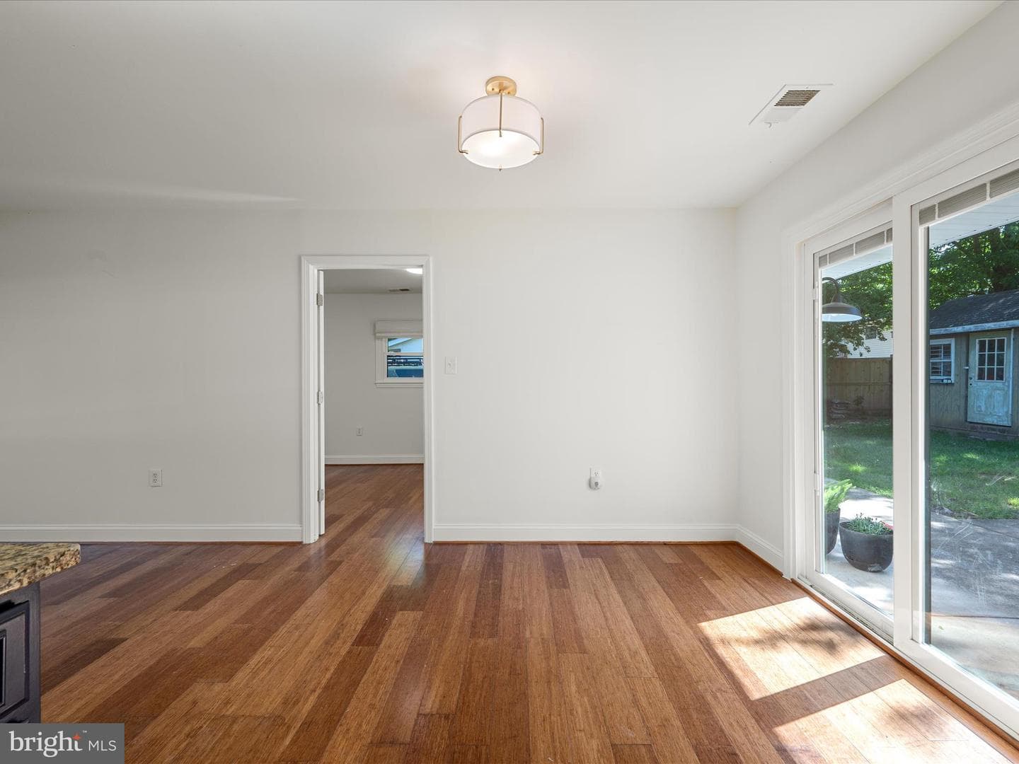 1904 N Amelia Street photo 18
