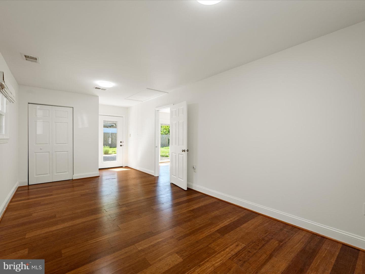 1904 N Amelia Street photo 20
