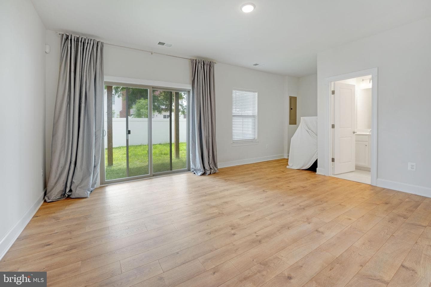 45399 Daveno Square photo 28