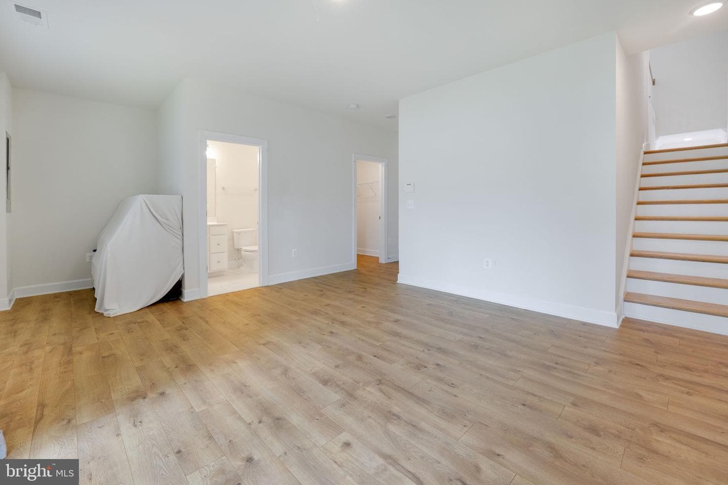 45399 Daveno Square photo 29