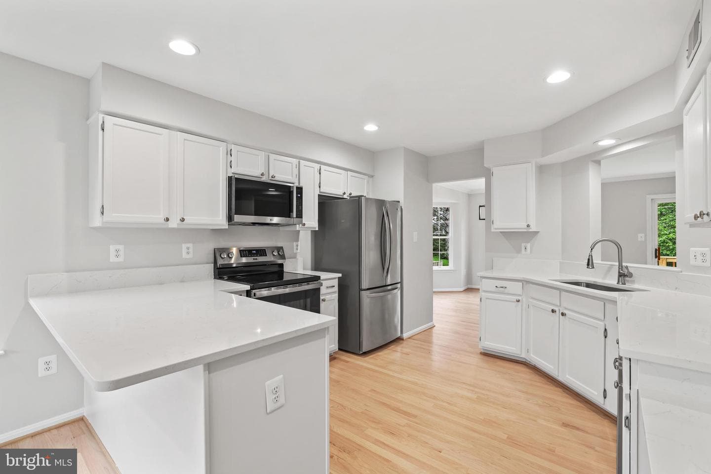43150 Gatwick Square photo 2
