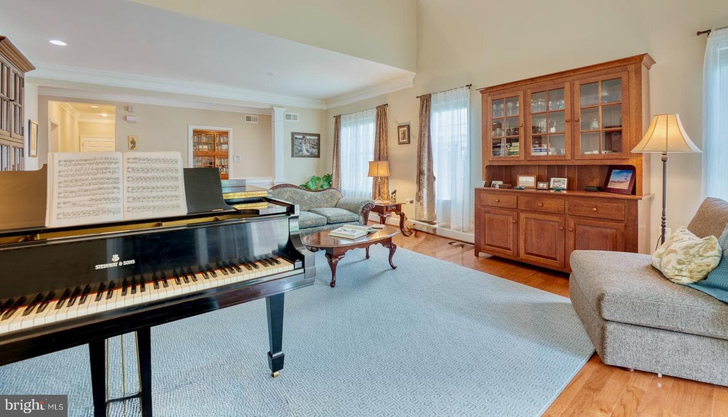 44458 Maltese Falcon Square photo 16