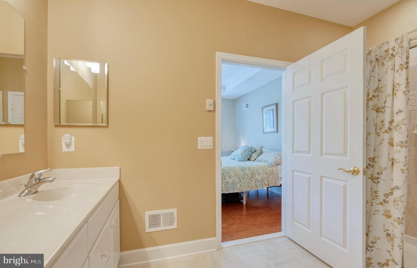 44458 Maltese Falcon Square photo 23