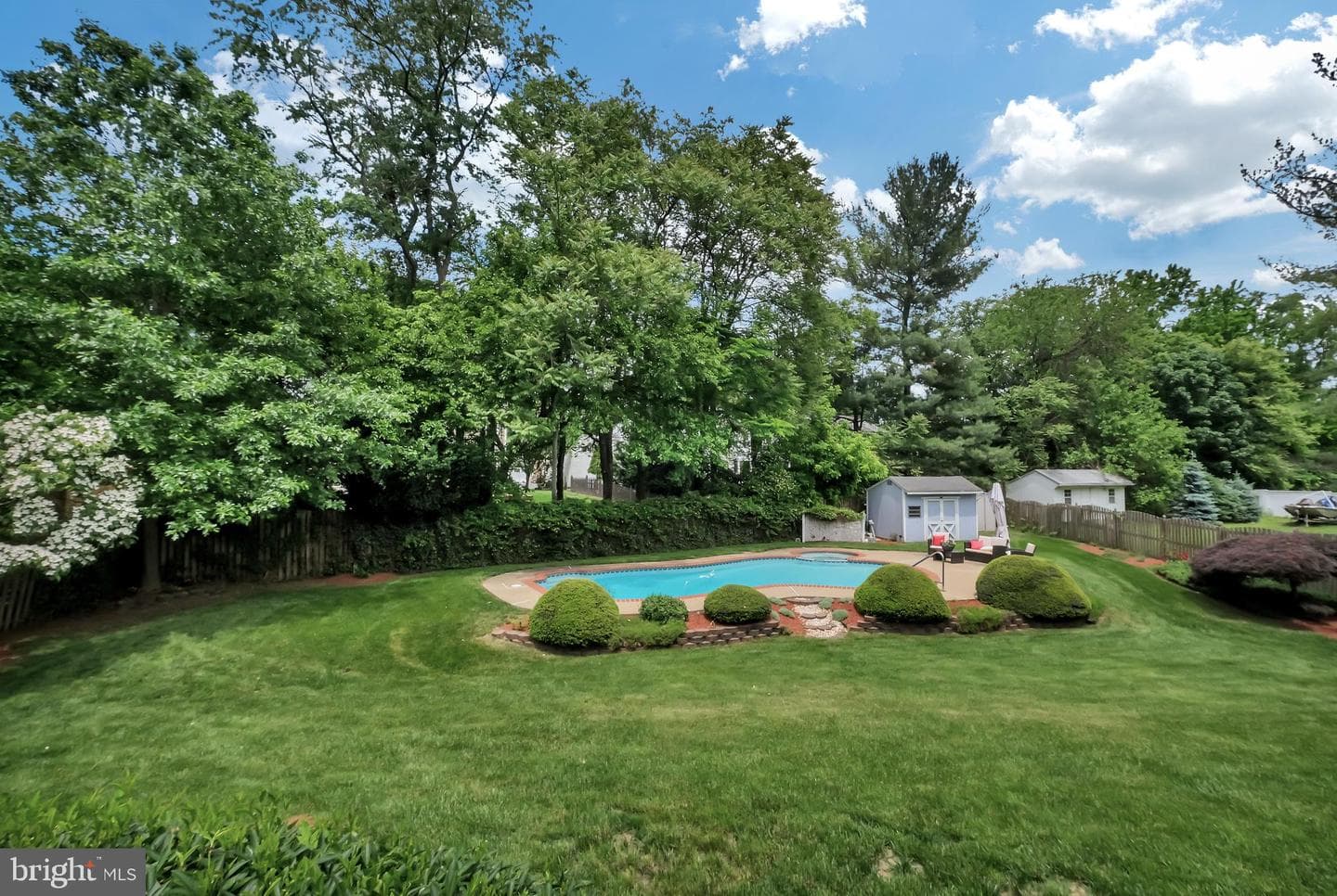 208 Oakcrest Manor Drive NE photo 2