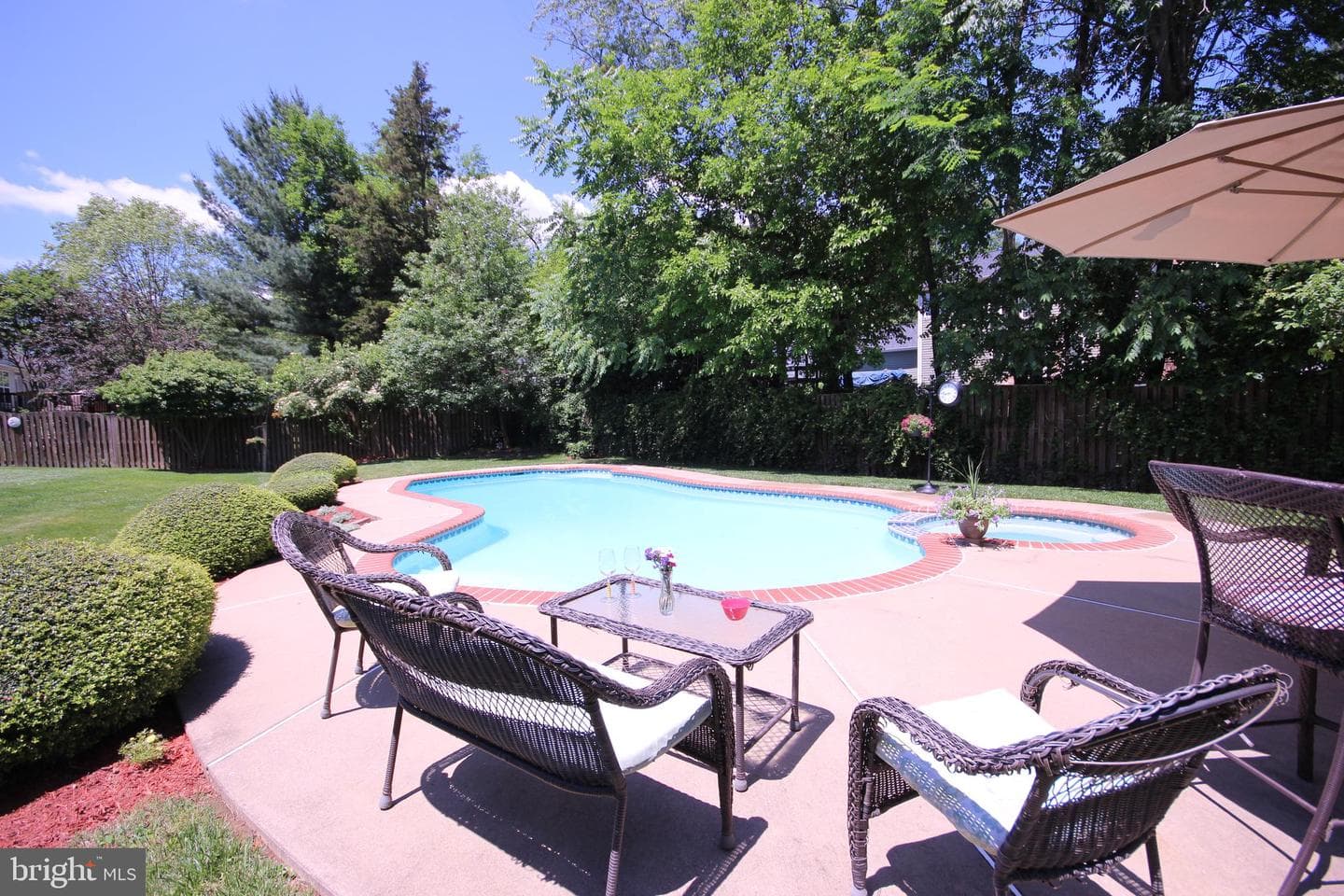 208 Oakcrest Manor Drive NE photo 3