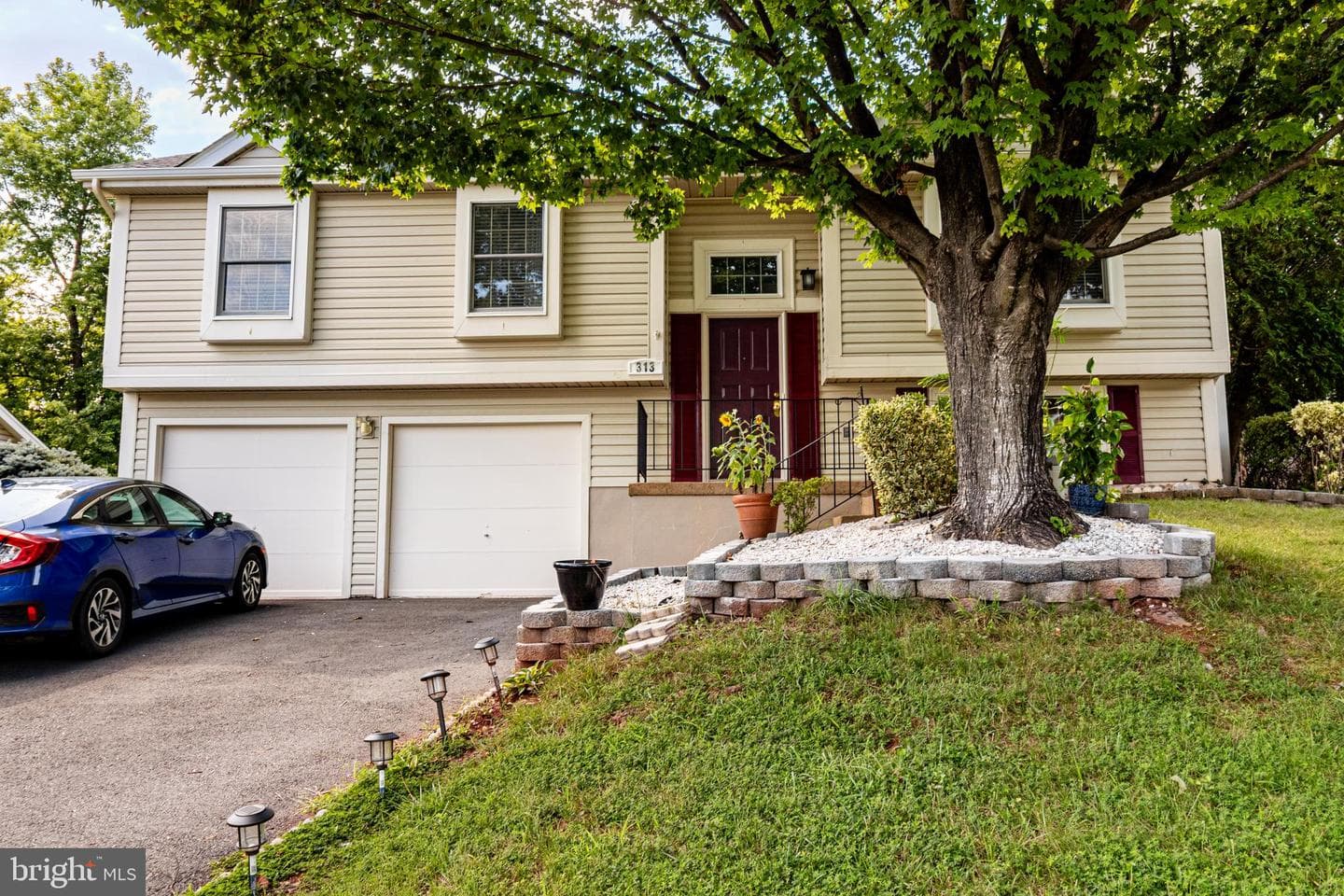 313 Samantha Drive photo 2