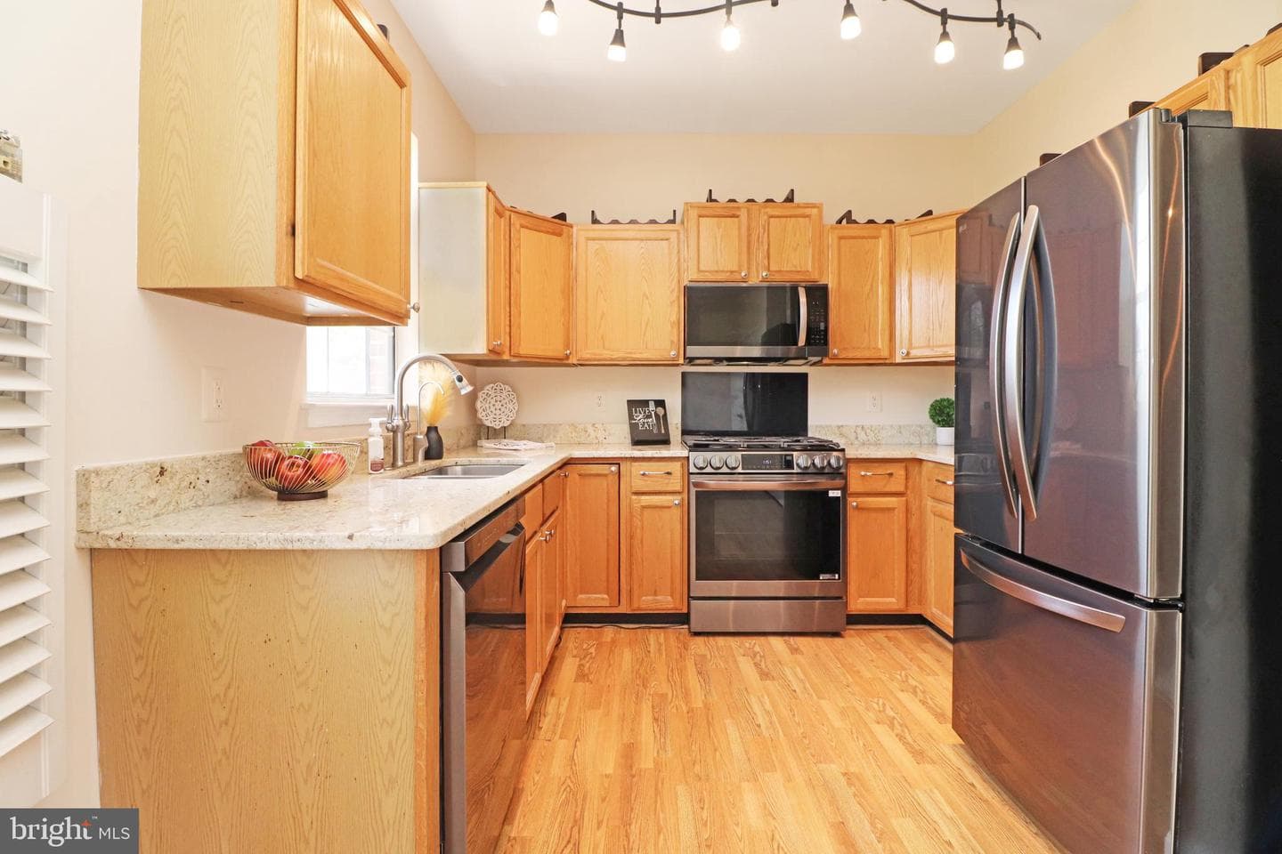 21929 Thompson Square photo 15