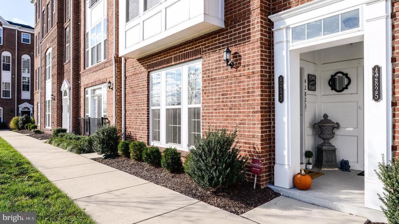 42823 Burrell Square photo 20