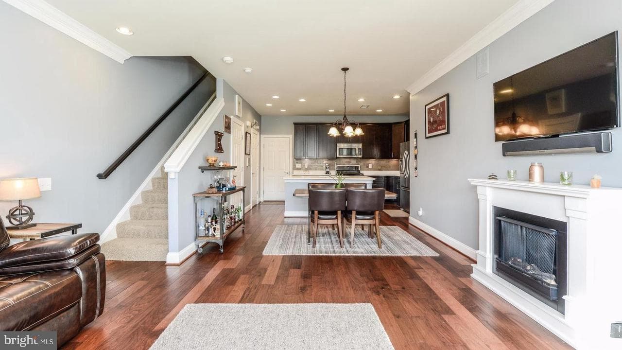 42823 Burrell Square photo 6