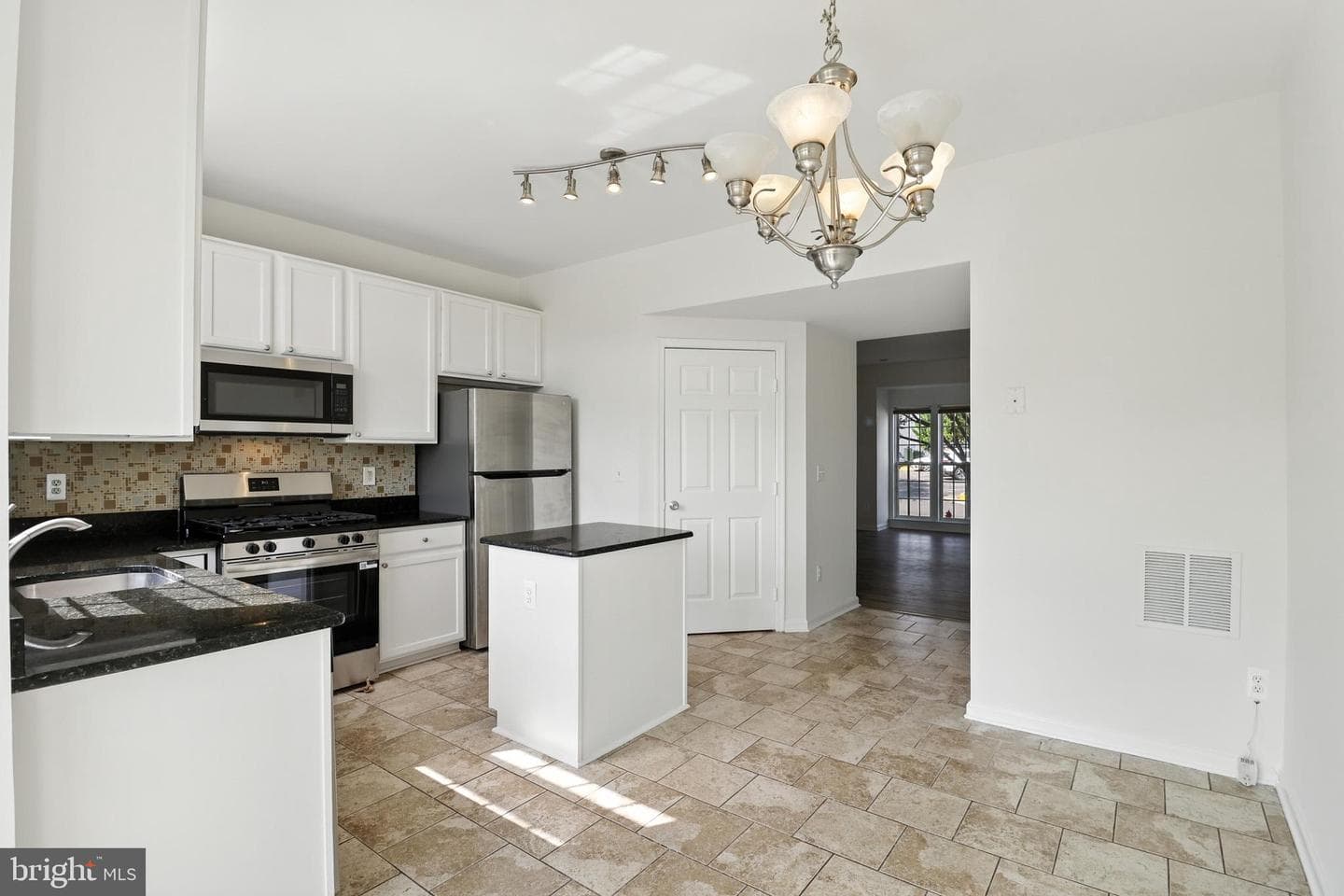 20943 Colecroft Square photo 11