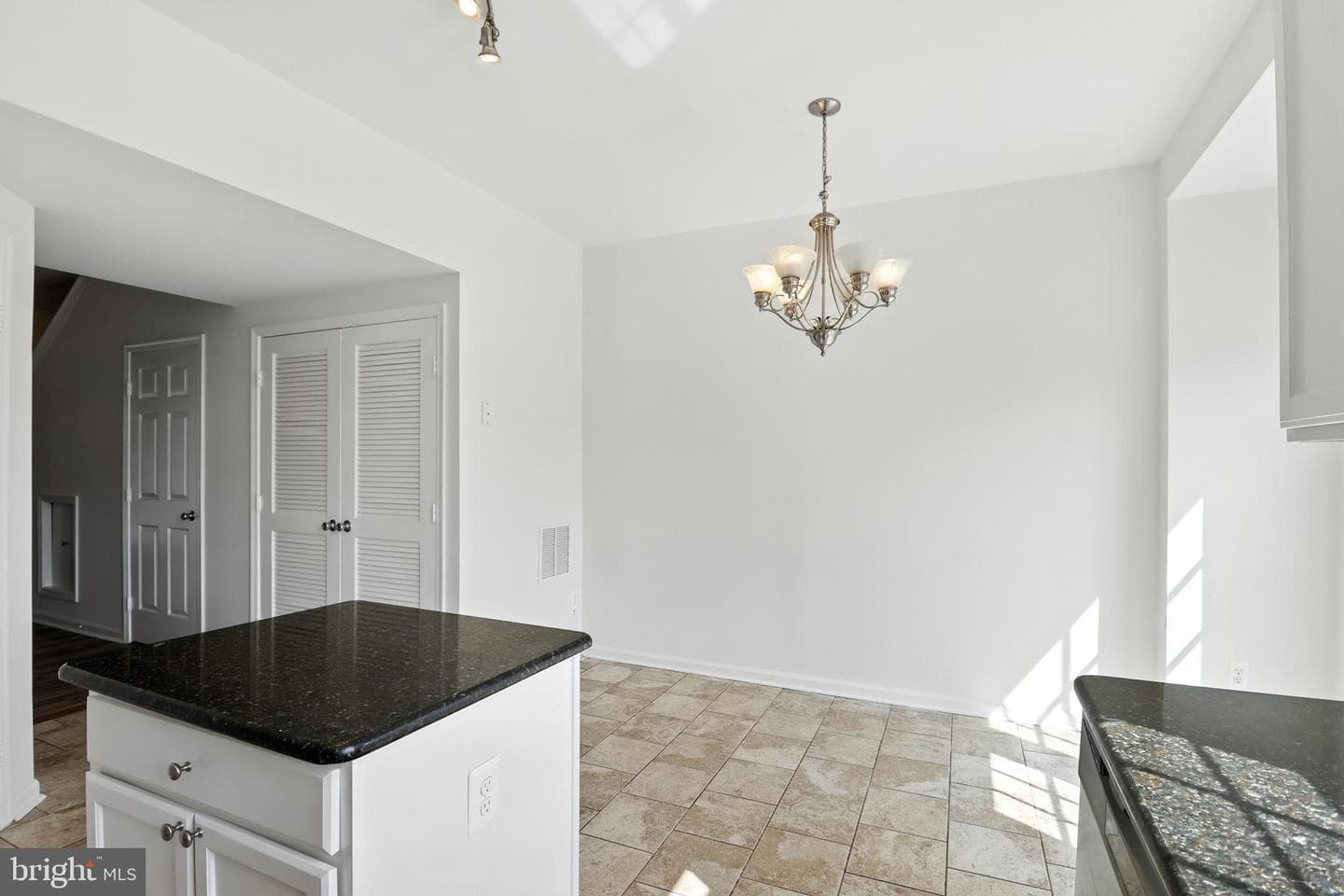 20943 Colecroft Square photo 15