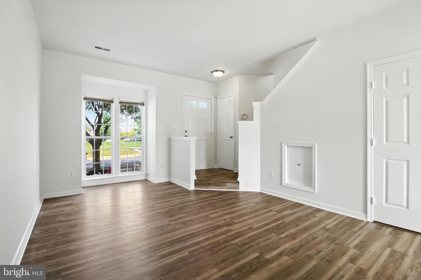 20943 Colecroft Square photo 6