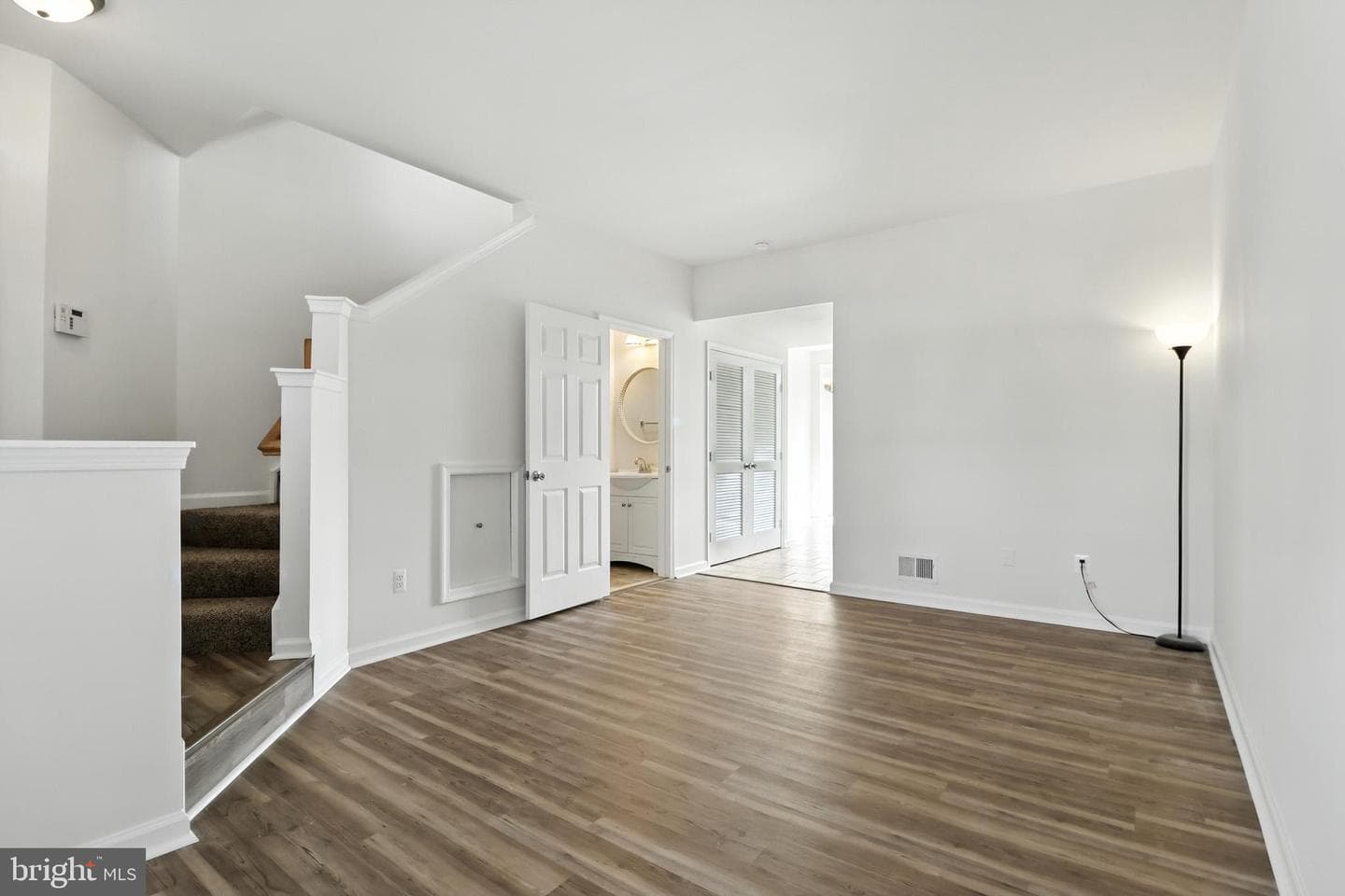 20943 Colecroft Square photo 8