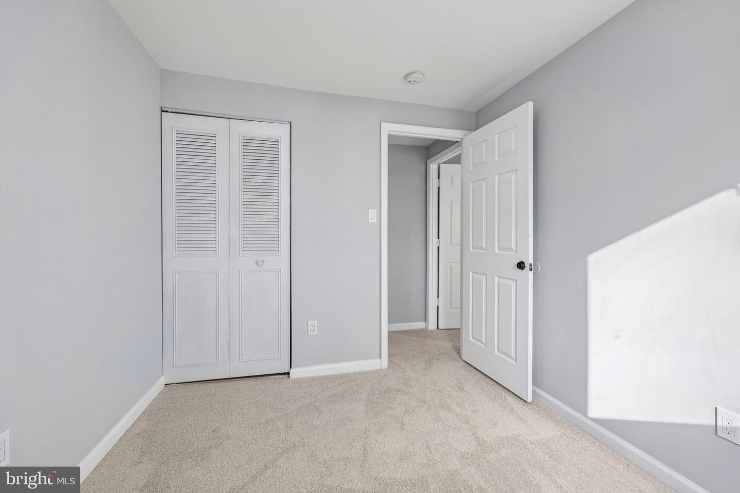 500 Giles Place photo 32