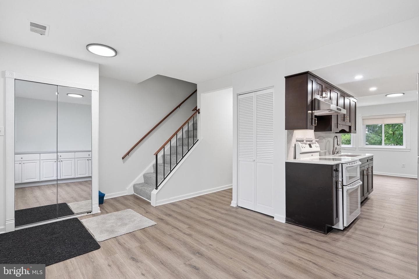 502 Giles Place photo 9